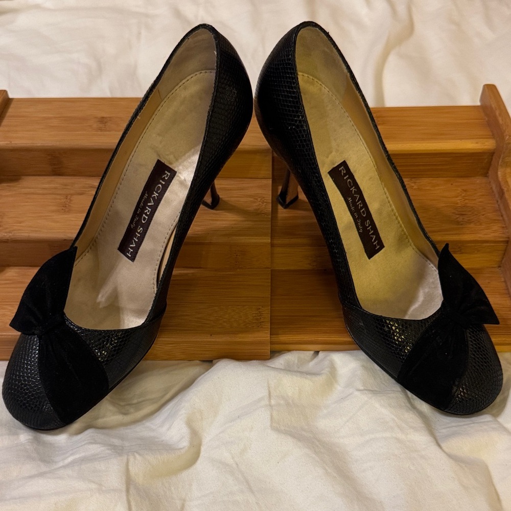 Rickard Shah black textured leather pumps with bow